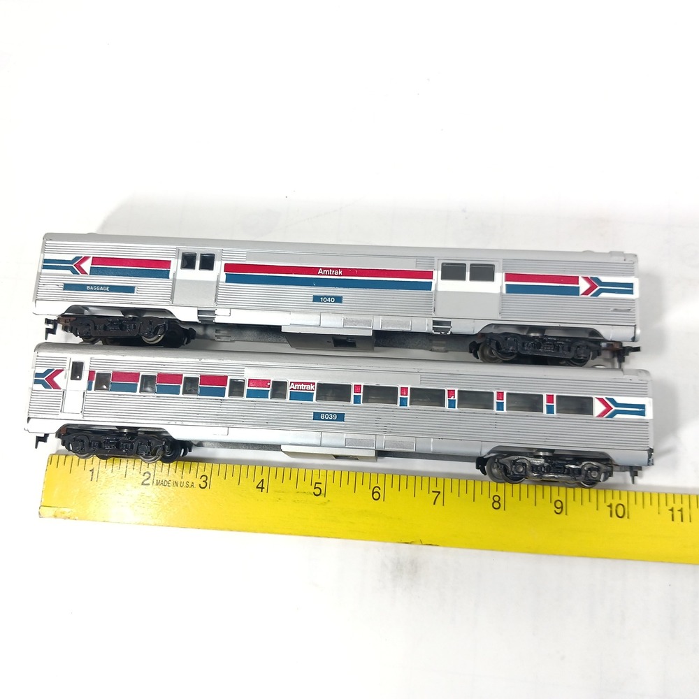 Amtrak HO Scale Model Train Set Locomotive 503 and 3 Passenger Cars Silver - Picture 4 of 16
